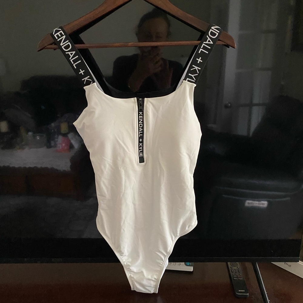 Kendall & Kylie White and Black Logo 1pc Swimsuit Size: L